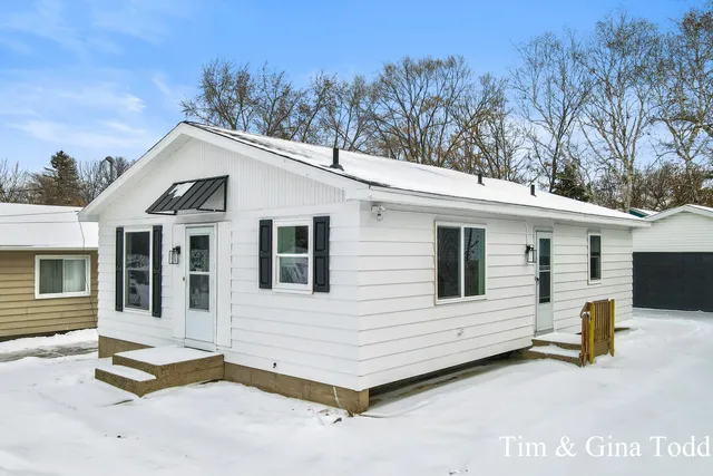 $299,900 | 1628 Ira Avenue Northwest, Grand Rapids, MI 49504