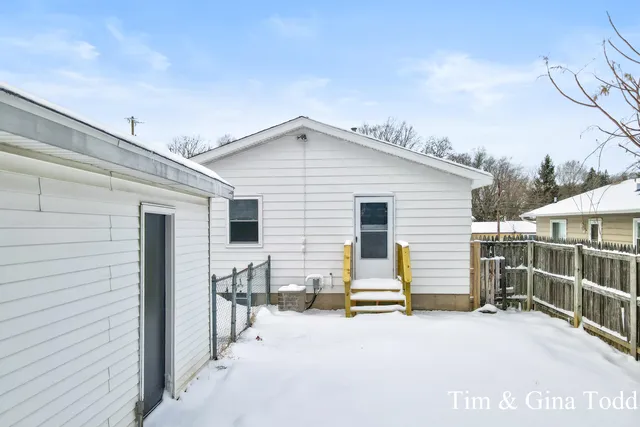 $299,900 | 1628 Ira Avenue Northwest, Grand Rapids, MI 49504