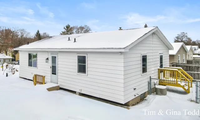 $299,900 | 1628 Ira Avenue Northwest, Grand Rapids, MI 49504