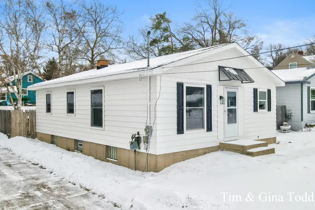 $299,900 | 1628 Ira Avenue Northwest, Grand Rapids, MI 49504