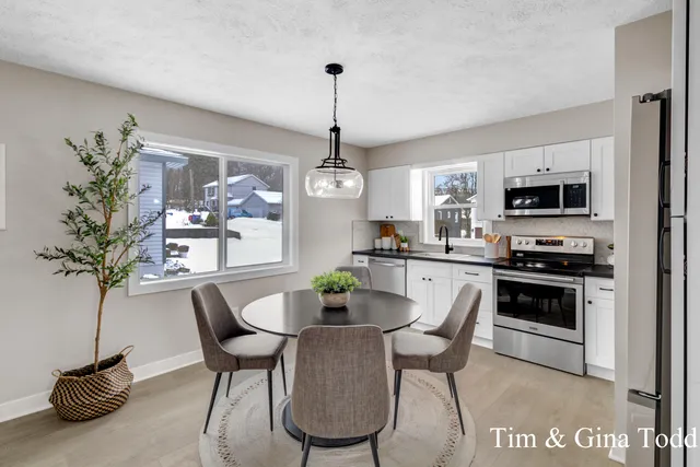 $299,900 | 1628 Ira Avenue Northwest, Grand Rapids, MI 49504