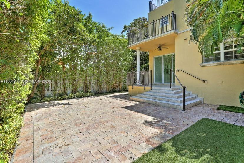 592 Fernwood Road, Unit B Key Biscayne, FL 33149 - Photo 2 of 24 Photo 2