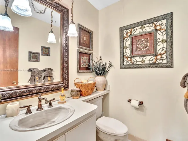 $2,248,000 | 5310 Southwest 109th Avenue, Davie, FL 33328