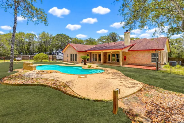 $585,000 | 1220 Country View Drive, La Vernia, TX 78121