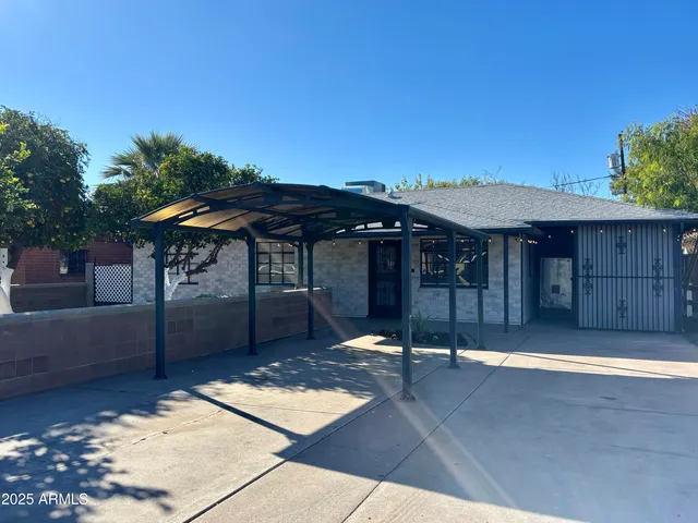 a view of a house with backyard