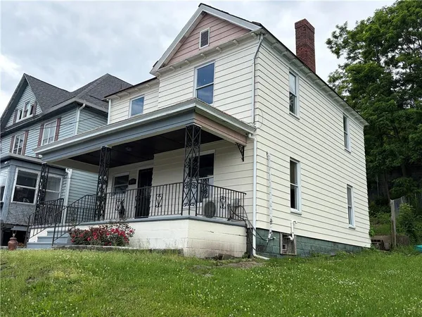 a view of house with a yard