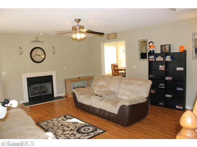 147 Central Field Road Clemmons, NC 27012 - Photo 4 of 16 Living Room.