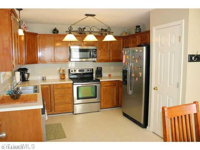 147 Central Field Road Clemmons, NC 27012 - Photo 5 of 16 Kitchen.