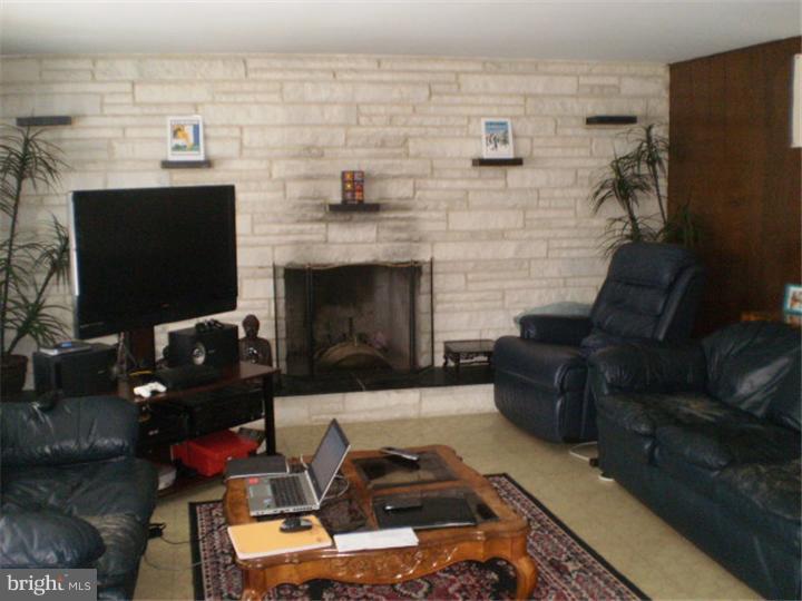 11996 Dumont Road Philadelphia, PA 19116 - Photo 8 of 21 Family Room