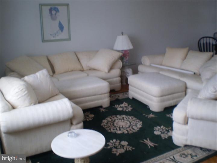 11996 Dumont Road Philadelphia, PA 19116 - Photo 9 of 21 Living Room