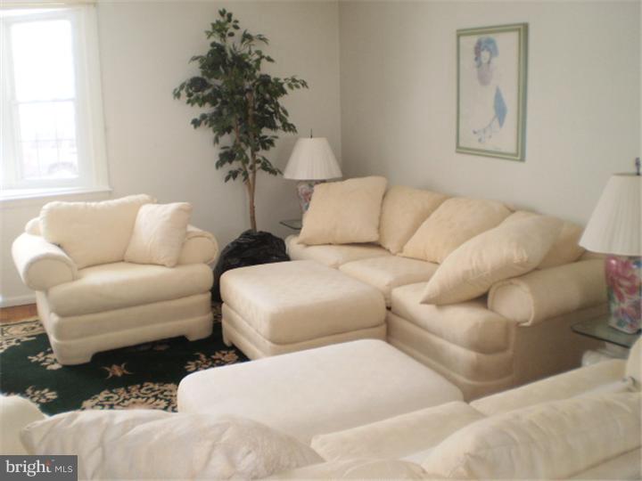 11996 Dumont Road Philadelphia, PA 19116 - Photo 10 of 21 Living Room