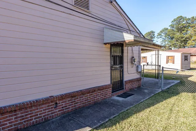a view of a house with backyard and porch