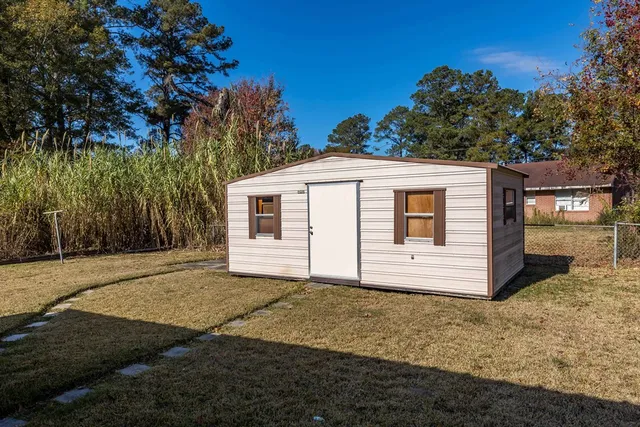 a view of a house with a yard