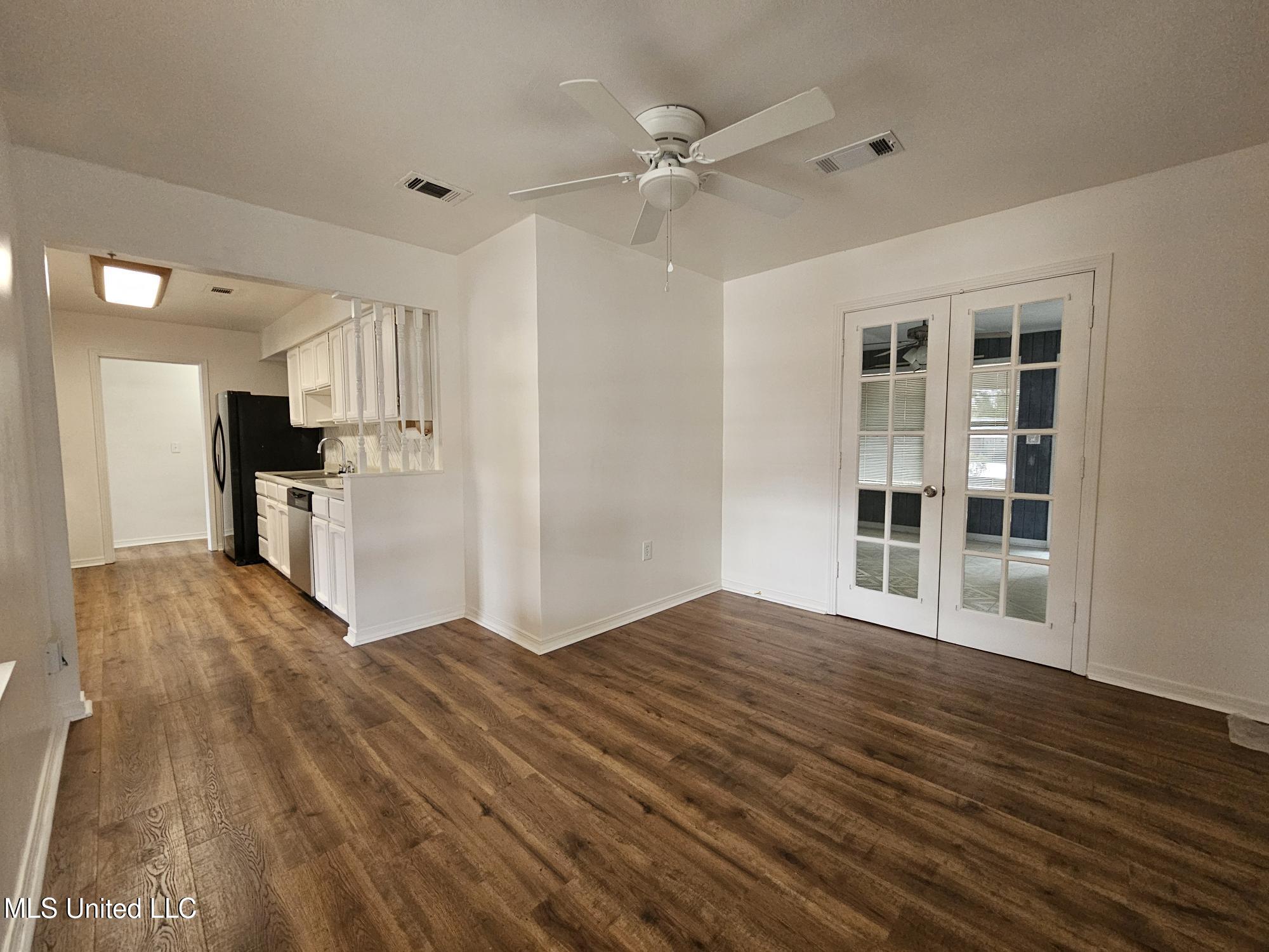 2485 Carter Road Biloxi, MS 39531 - Photo 3 of 13 casual dining room