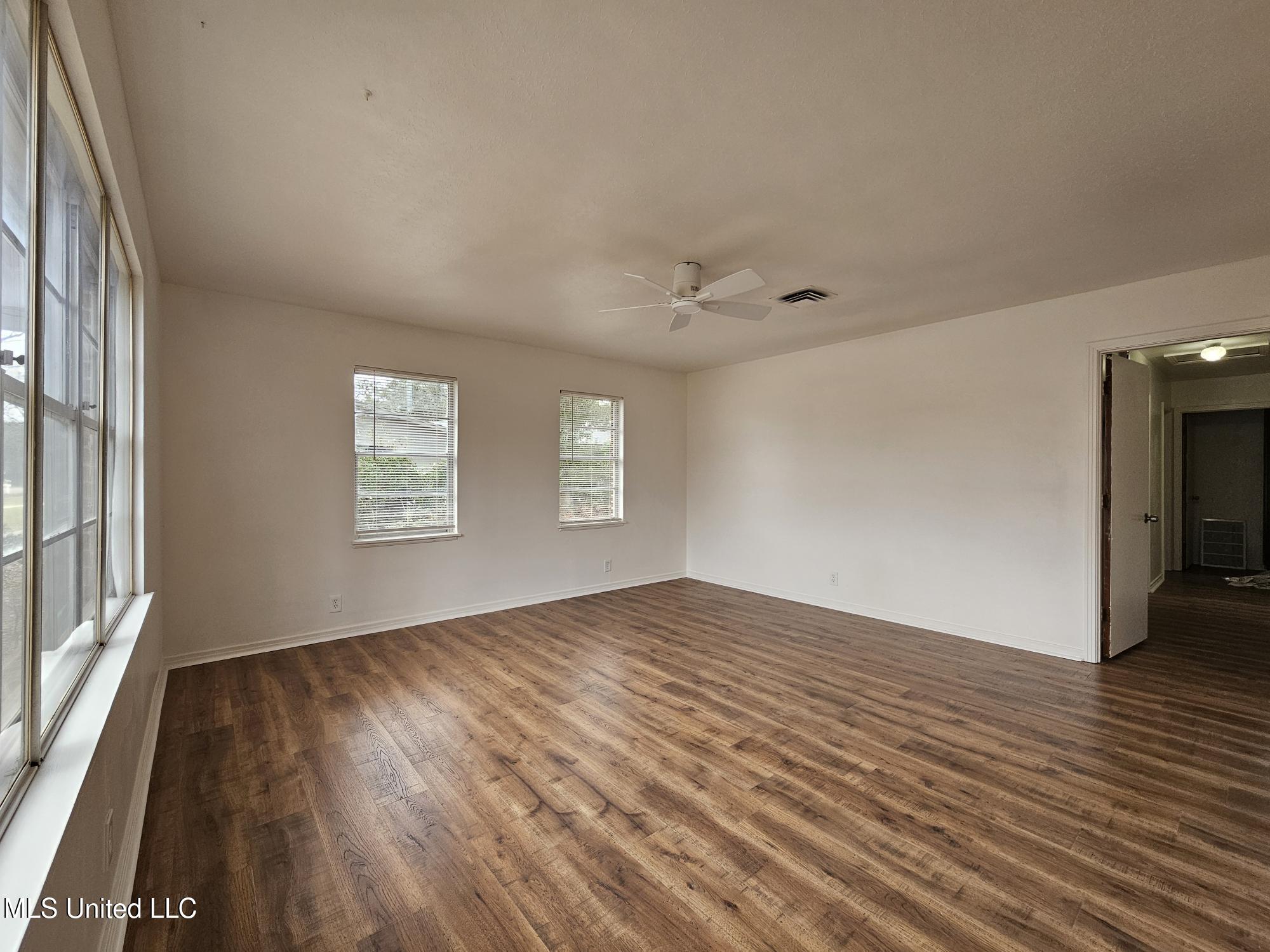 2485 Carter Road Biloxi, MS 39531 - Photo 4 of 13 Living room