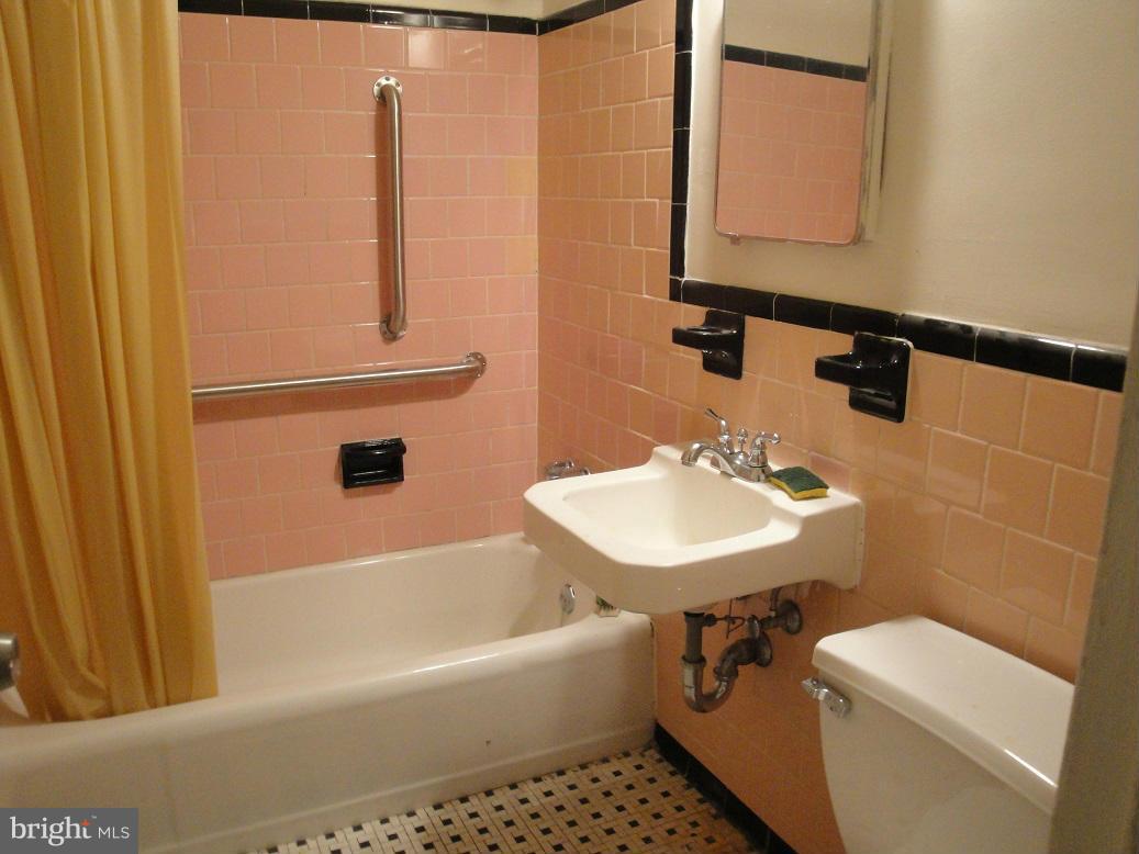 1316 Spring Road Northwest Washington, DC 20010 - Photo 15 of 18 Bath