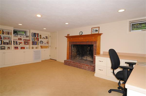 36 Pinecroft Road Weston, MA 02493 - Photo 17 of 19 a view of a livingroom with a workspace