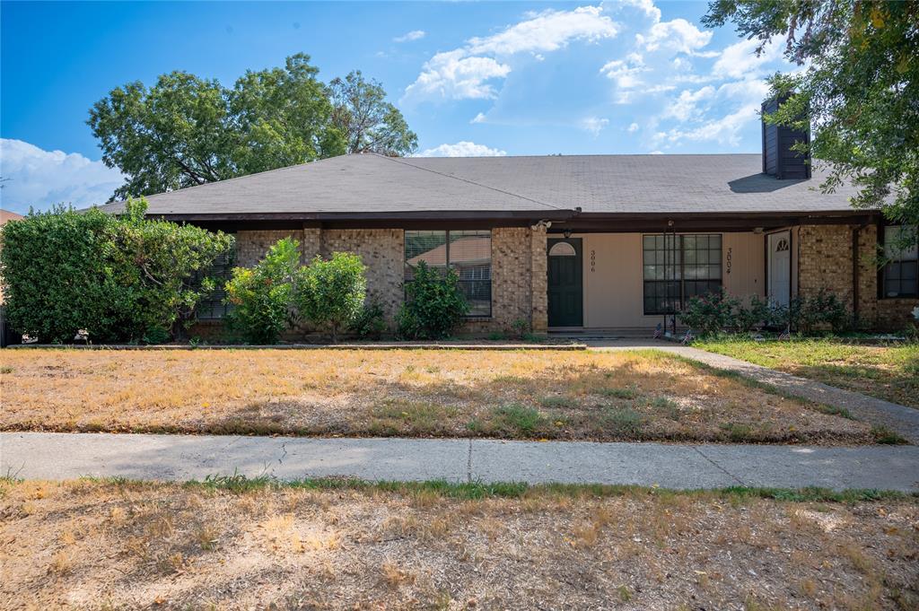 a view of a house with backyard and garden