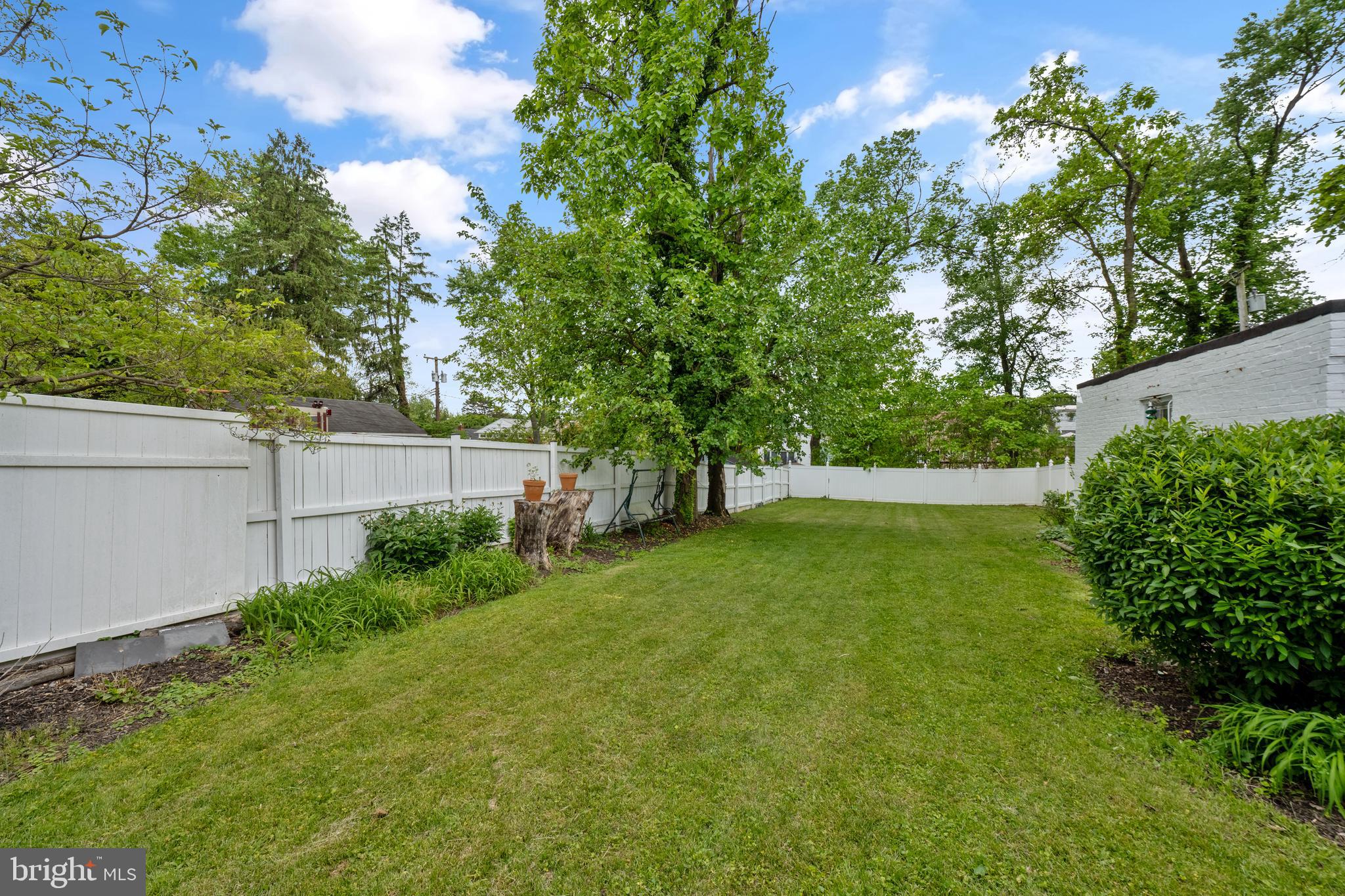 2713 Cheswolde Road Baltimore, MD 21209 - Photo 33 of 41 Manicured private yard