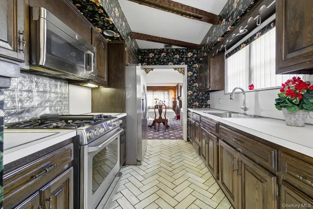 $989,000 | 360 Raymond Street, Rockville Centre, NY 11570