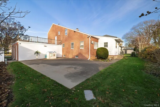 $989,000 | 360 Raymond Street, Rockville Centre, NY 11570