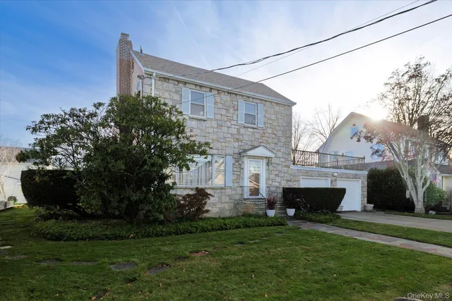 $989,000 | 360 Raymond Street, Rockville Centre, NY 11570