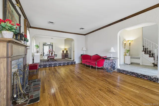 $989,000 | 360 Raymond Street, Rockville Centre, NY 11570