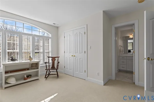 a en suite bathroom with a sink and a mirror