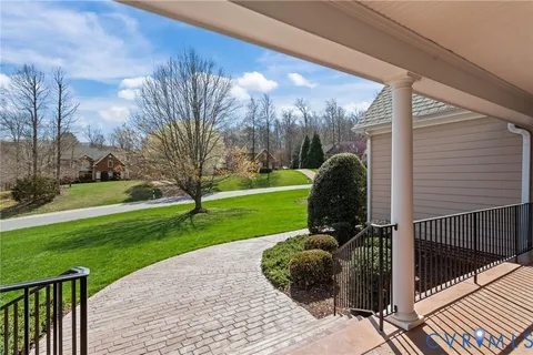 a view of a back yard