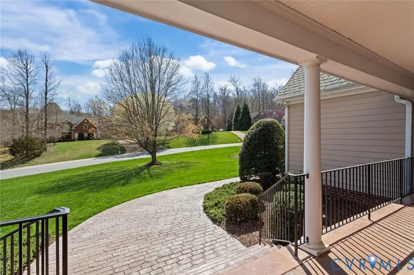 a view of a back yard