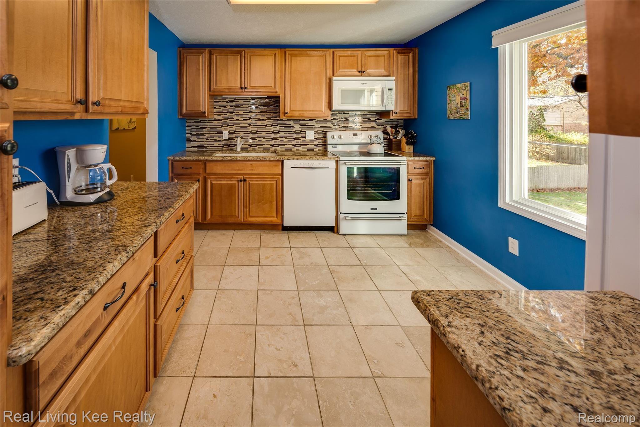 700 Rochester Drive Lake Orion, MI 48362 - Photo 7 of 26 Kitchen with Granite Countertops