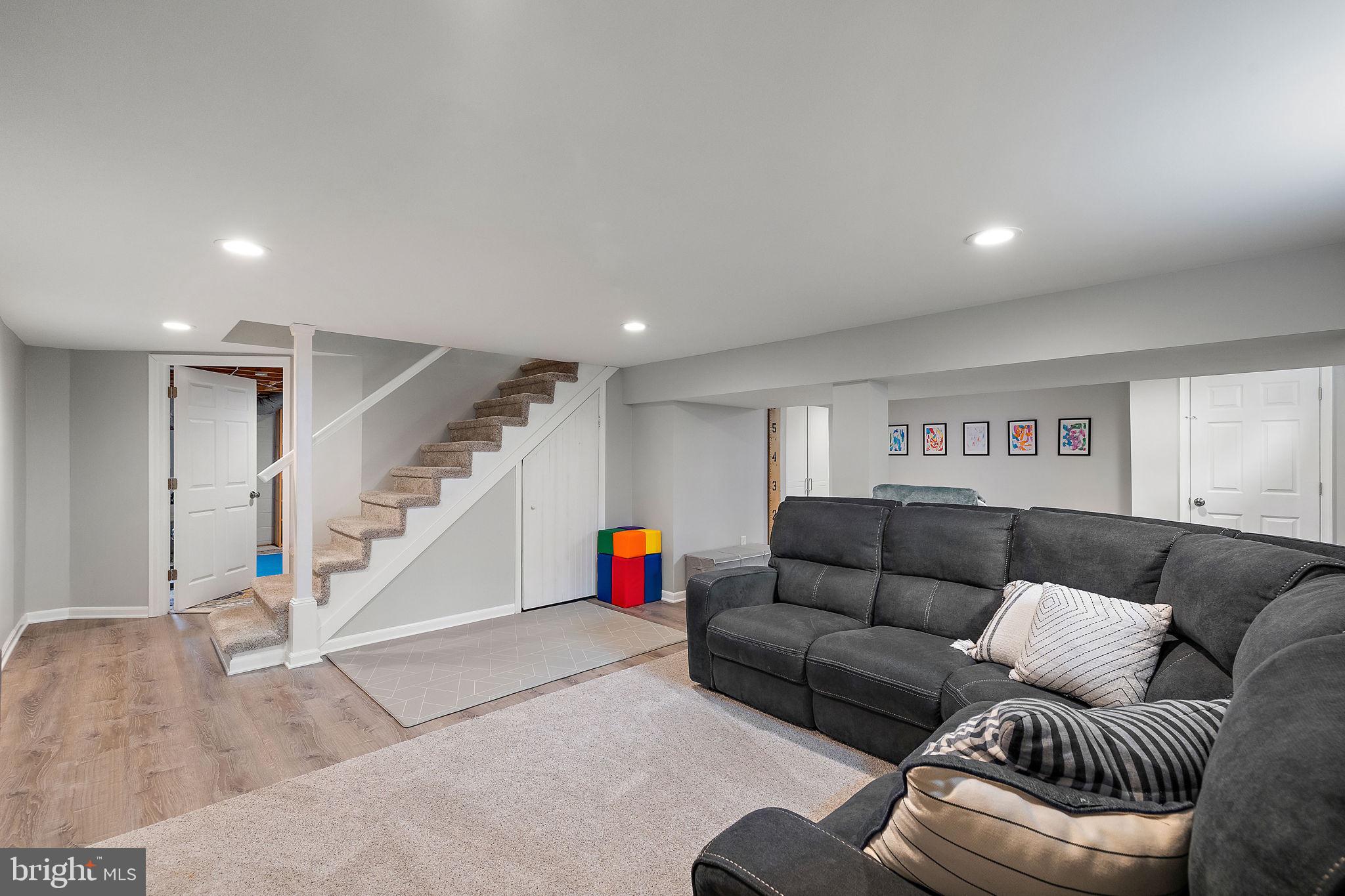 1003 White Birch Drive Newark, DE 19713 - Photo 32 of 54 a living room with furniture and a wooden floor
