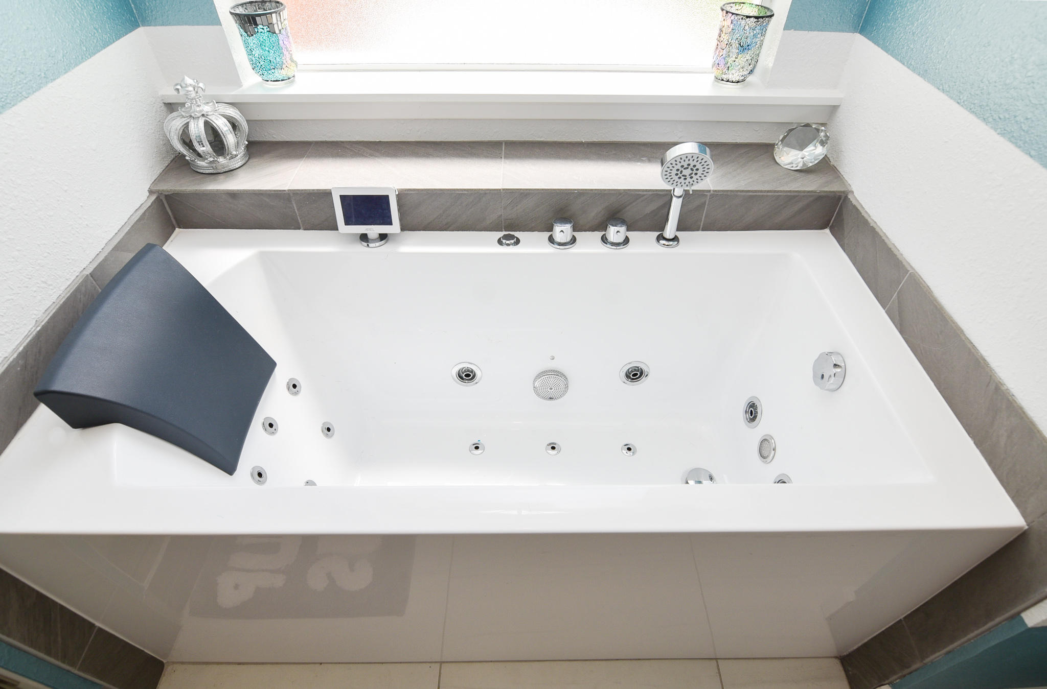 1815 Huntington Road Niceville, FL 32578 - Photo 31 of 51 a bathroom with a bathtub
