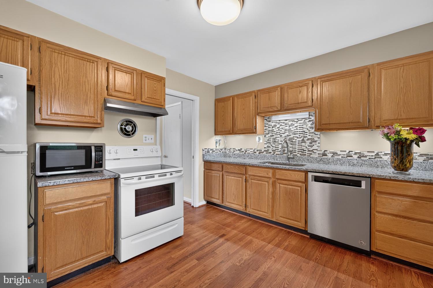 7011 Sea Cliff Road McLean, VA 22101 - Photo 12 of 37 Kitchen