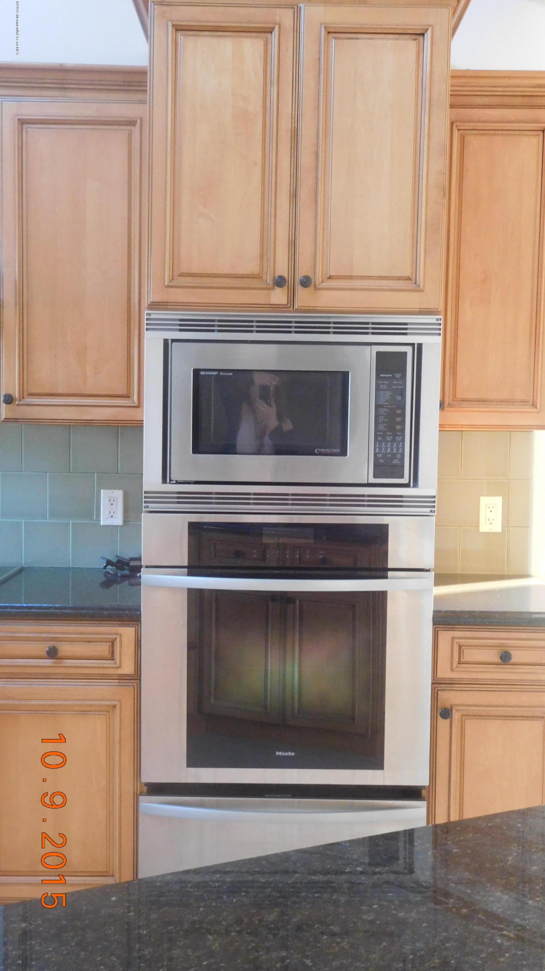 41 McCaffery Road Manalapan, NJ 07726 - Photo 12 of 31 Kitchen oven
