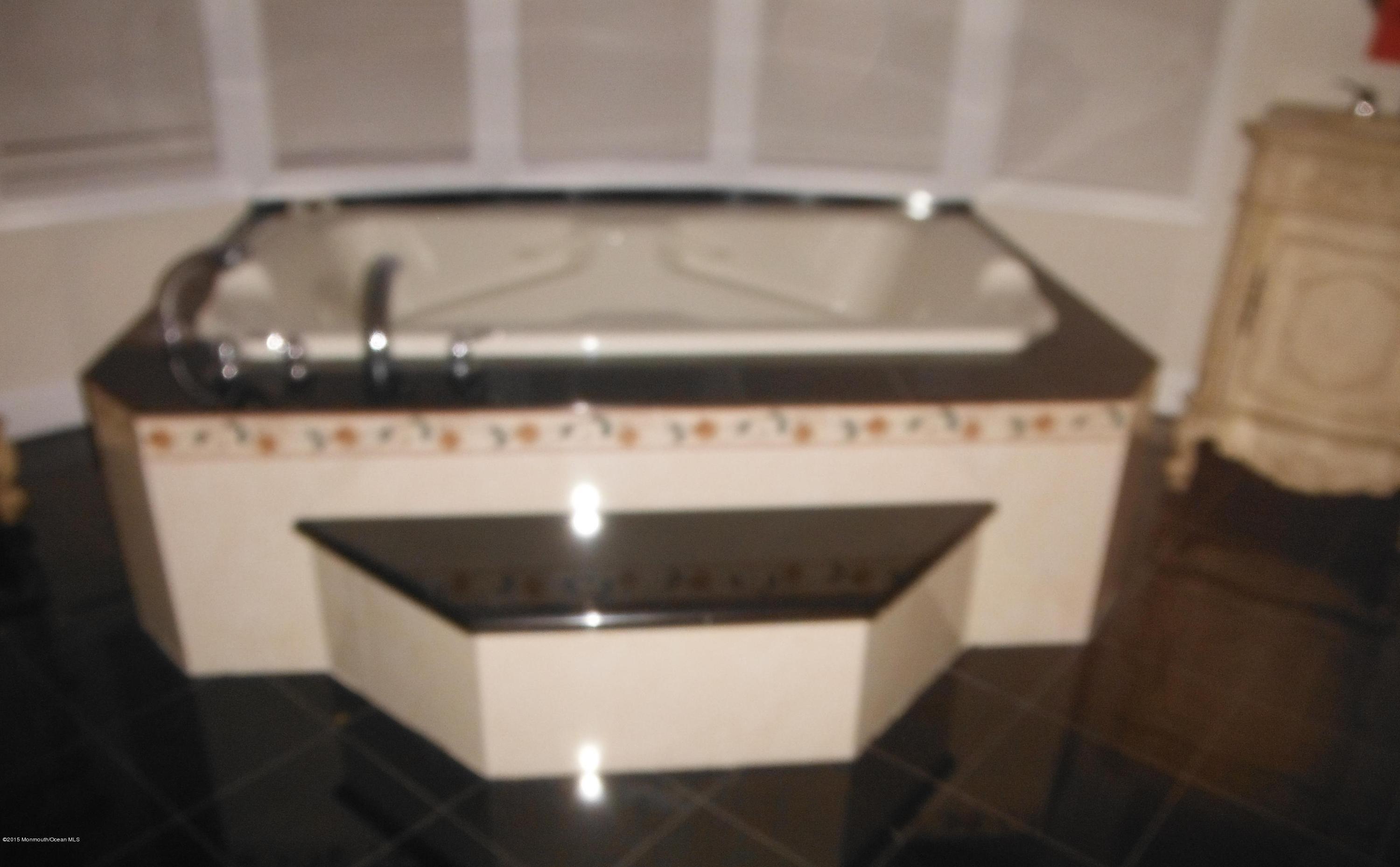 41 McCaffery Road Manalapan, NJ 07726 - Photo 19 of 31 Master Bath tub