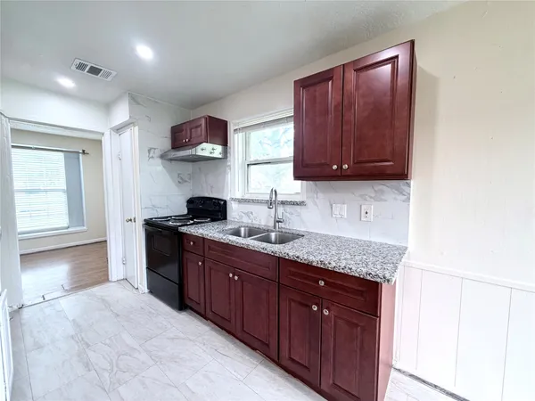 $1,900 | 7303 Shiner Lane, Houston, TX 77072