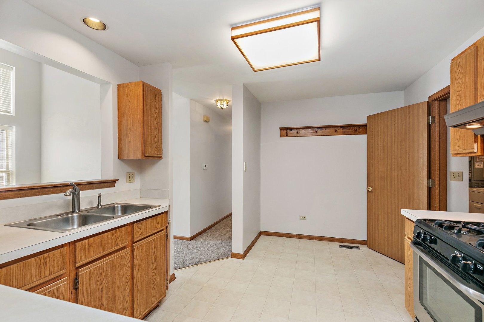 2140 Peach Tree Lane Algonquin, IL 60102 - Photo 7 of 16 a spacious bathroom with a sink double vanity and a mirror
