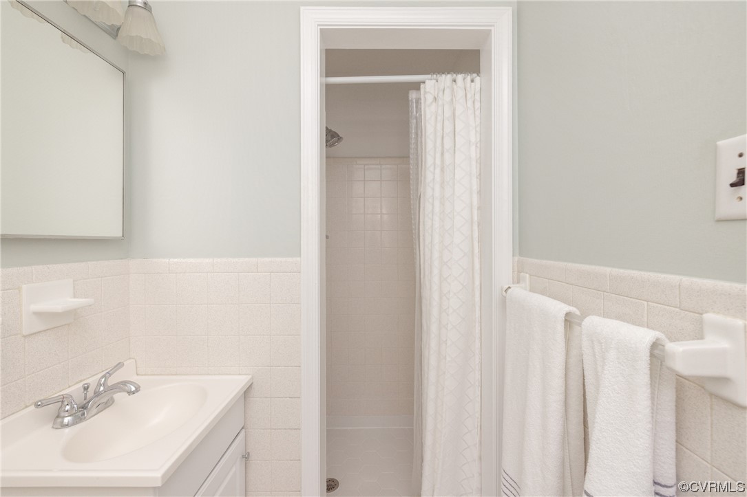 10163 Garfield Road Richmond, VA 23235 - Photo 23 of 44 a bathroom with a sink and a mirror