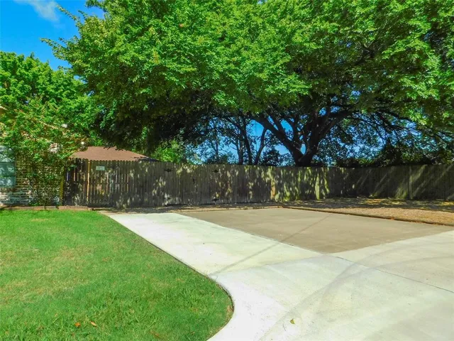 a view of a backyard