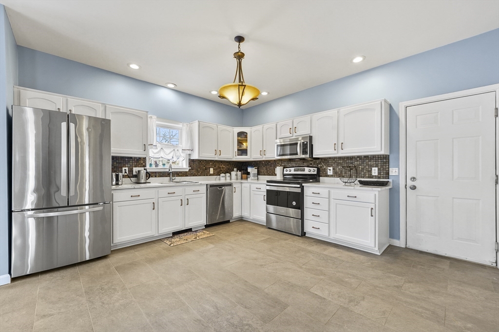 25 Black Point Road Webster, MA 01570 - Photo 3 of 32 Gallery Image 3