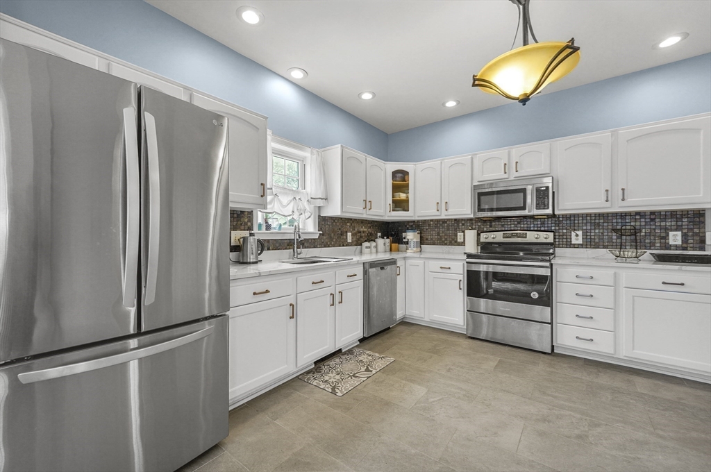 25 Black Point Road Webster, MA 01570 - Photo 4 of 32 Gallery Image 4