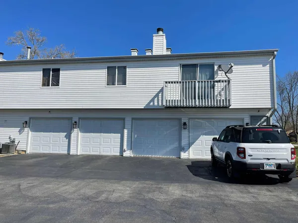 $2,250 | 211 East Oneida Avenue, Unit G, Bartlett, IL 60103