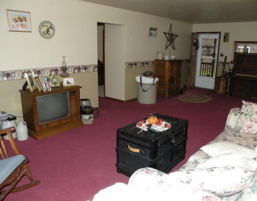 44 Blom Road Grove City, PA 16127 - Photo 3 of 8 Living Room.