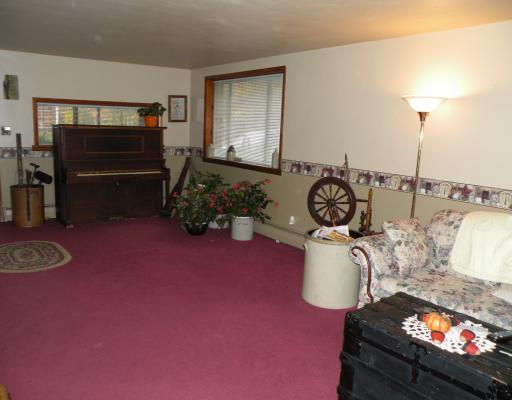 44 Blom Road Grove City, PA 16127 - Photo 4 of 8 Living Room.