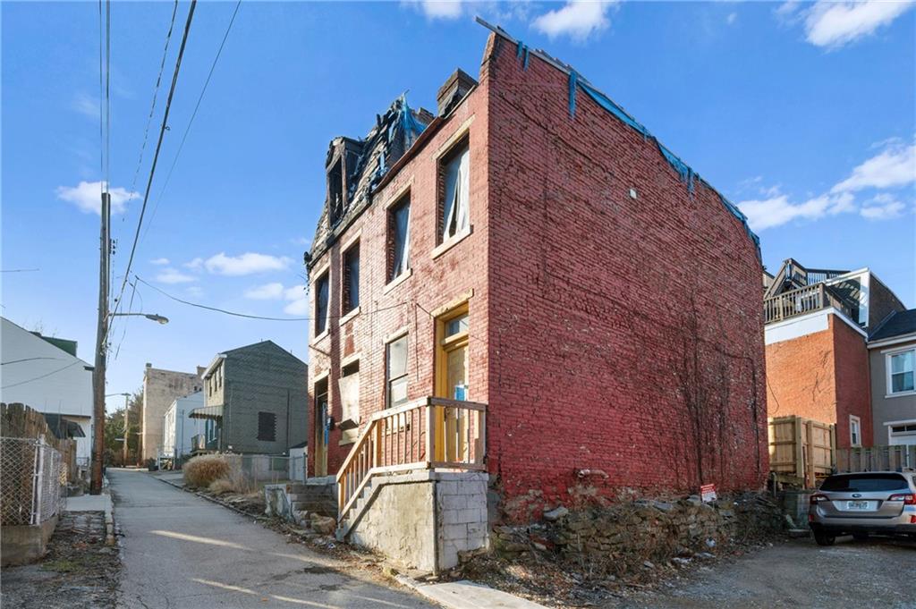 246 Ater Way Pittsburgh, PA 15201 - Photo 2 of 8