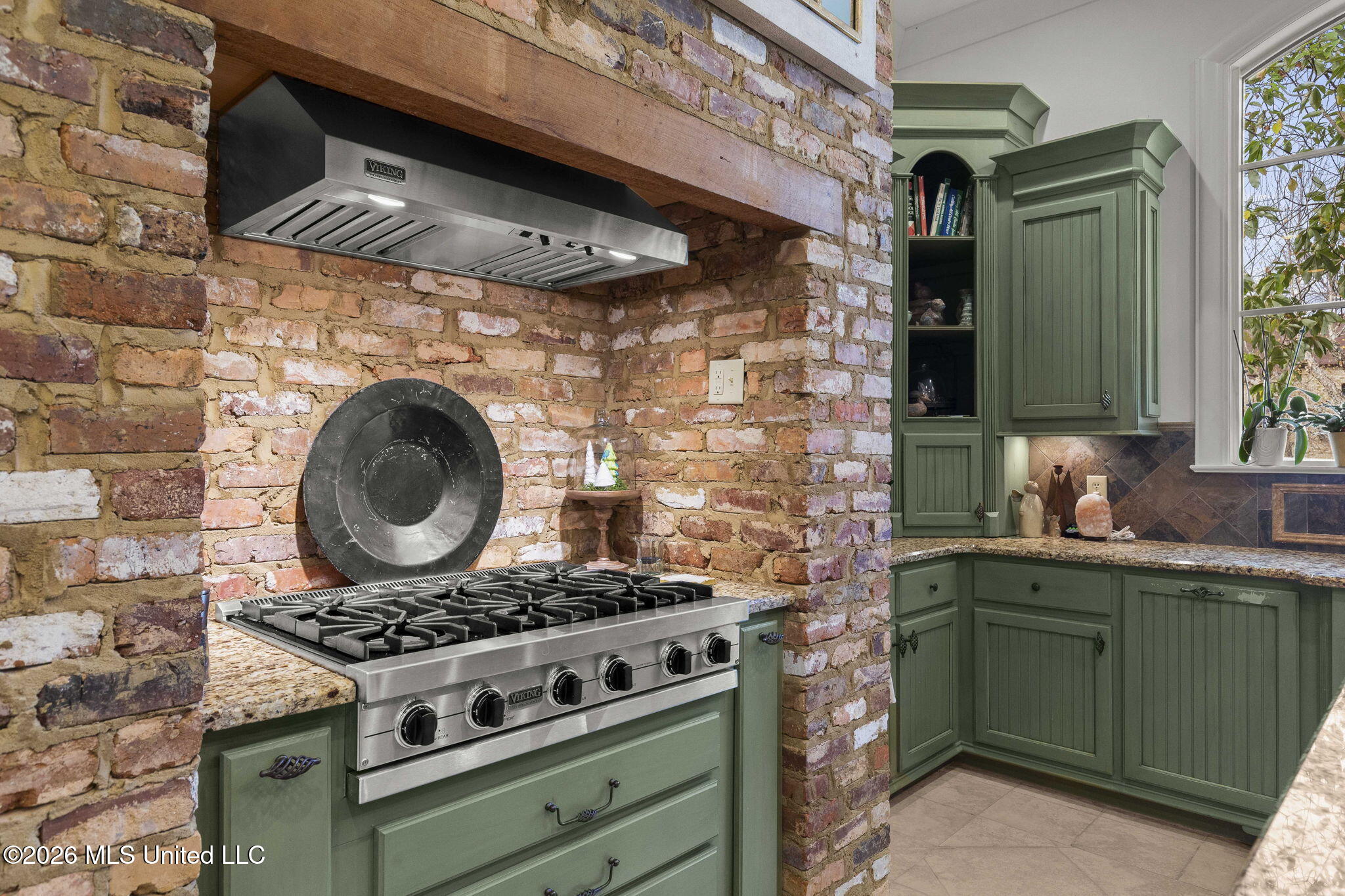 113 Carlton Boulevard Ridgeland, MS 39157 - Photo 20 of 82 Brick Surround Range with Vent a Hood