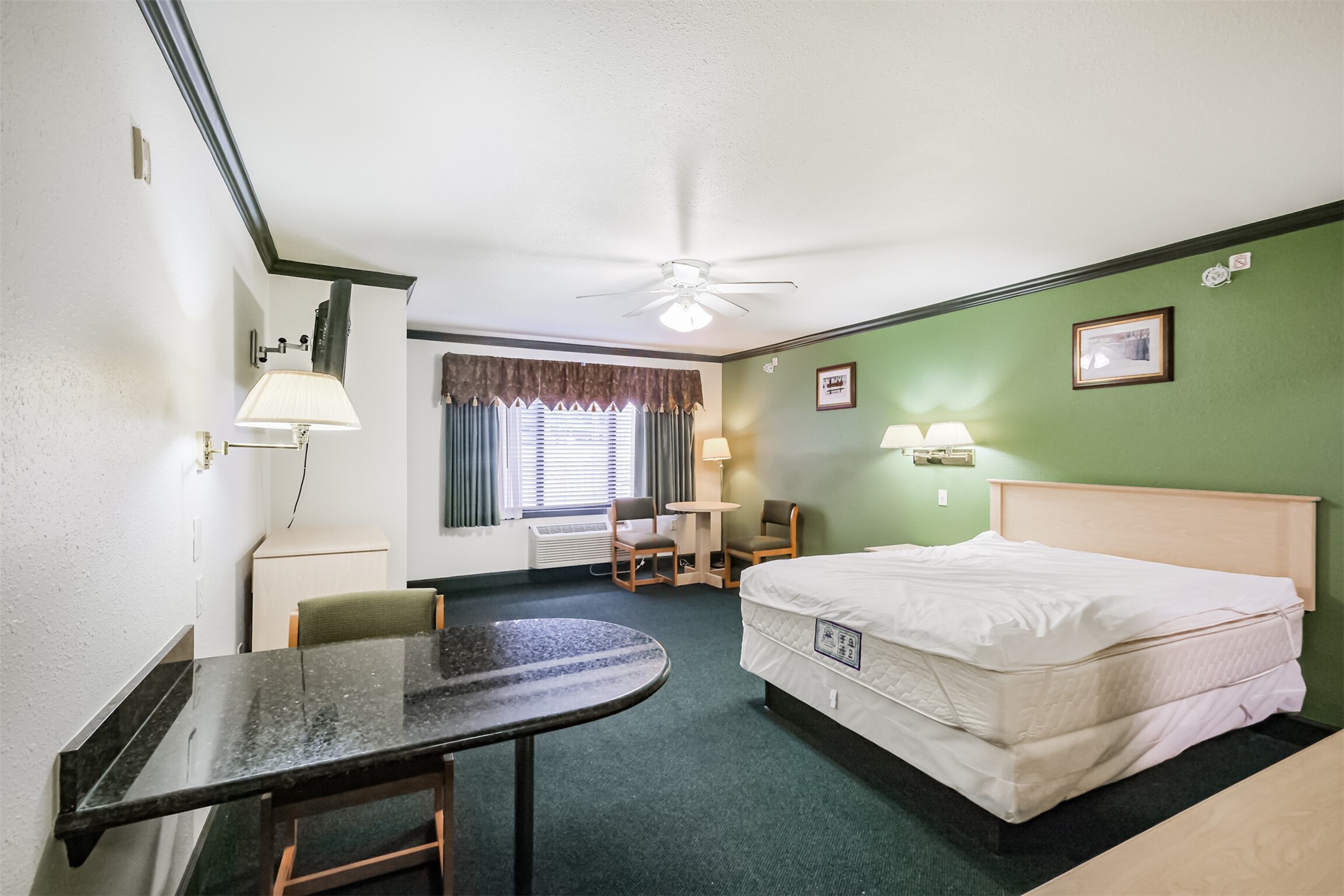 1025 Swanson Street, Unit 211 Houston, TX 77030 - Photo 11 of 18 a bedroom with a bed and window