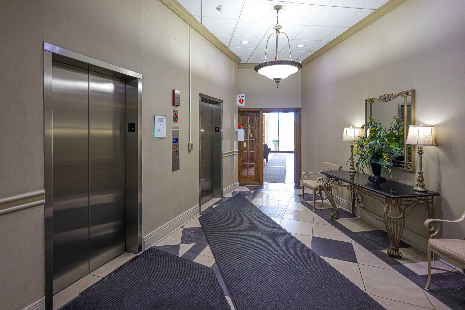 40 North Tower Road, Unit 1E Oak Brook, IL 60523 - Photo 12 of 15 a view of a hallway with furniture and a chandelier