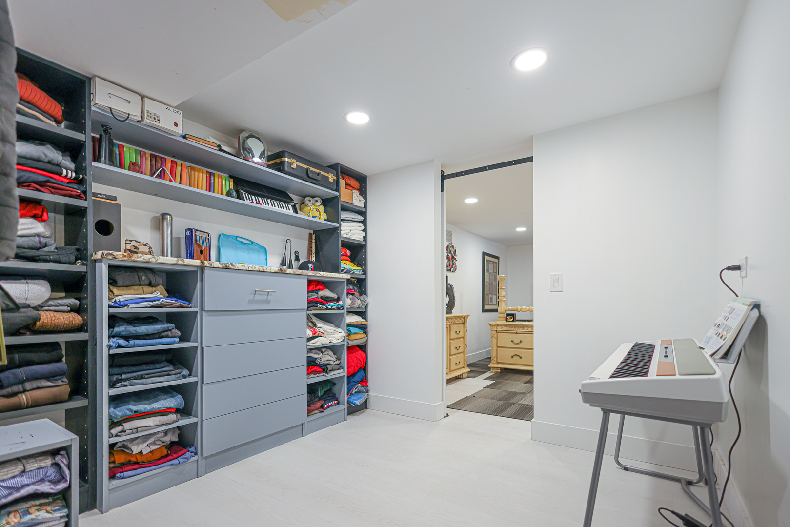 40 North Tower Road, Unit 1E Oak Brook, IL 60523 - Photo 8 of 15 a room with furniture and a book shelf